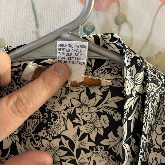 Vintage Floral Black and White Women's Top - Picture 6 of 10